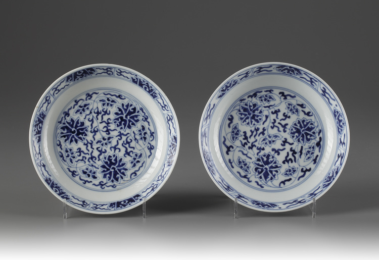 A pair of blue and white dishes