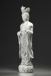 A LARGE CHINESE BLANC DE CHINE FIGURE OF GUANYIN, 19TH-20TH CENTURY