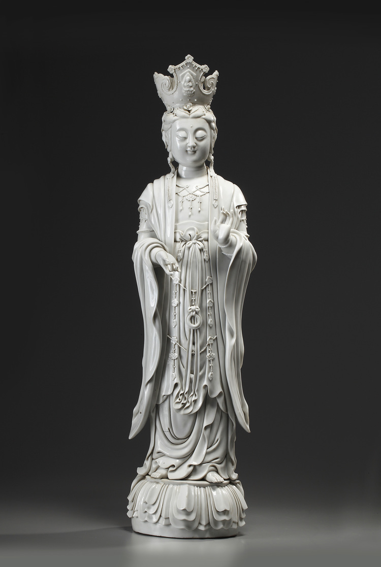A LARGE CHINESE BLANC DE CHINE FIGURE OF GUANYIN, 19TH-20TH CENTURY