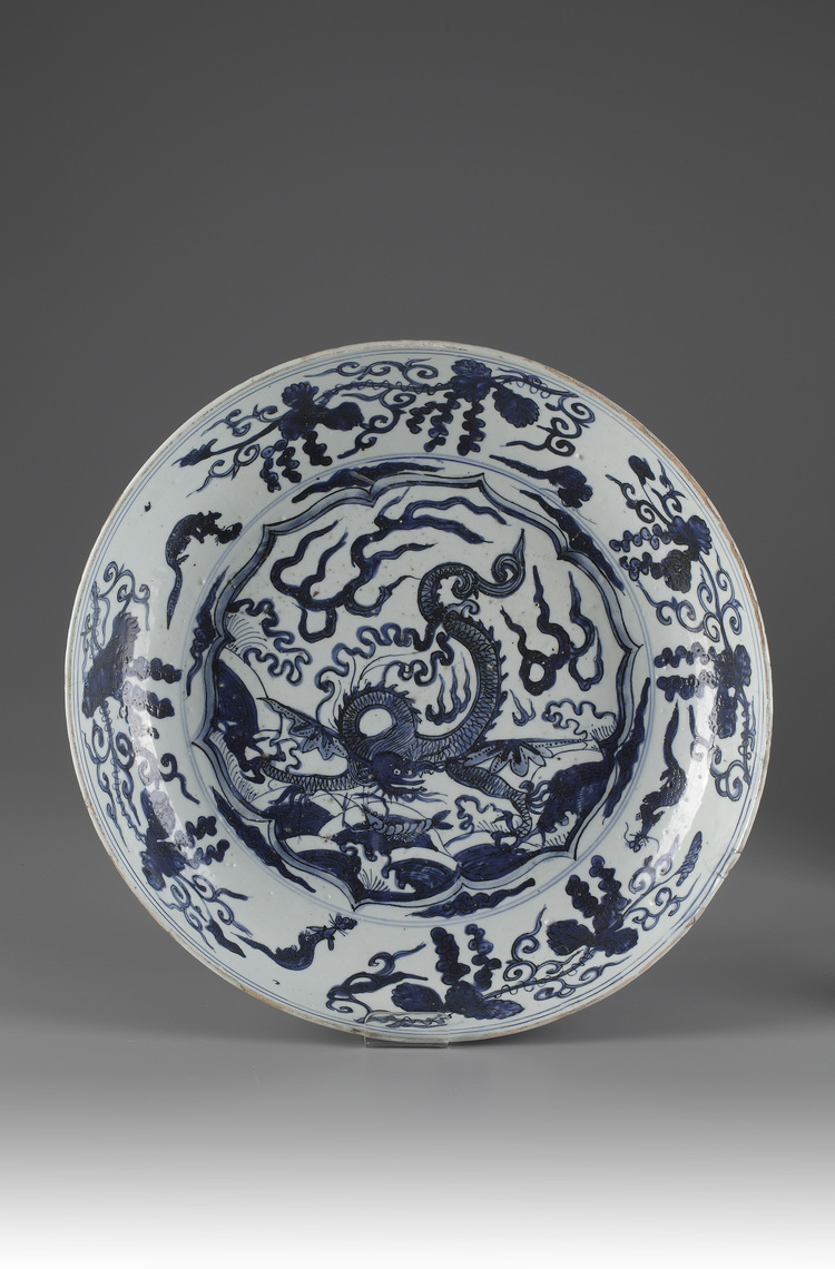 A blue and white 'kraak porselein' dragon dish