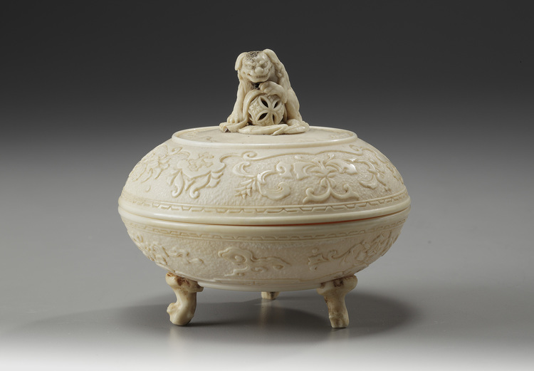 A Canton Ivory Tripod Box with Cover