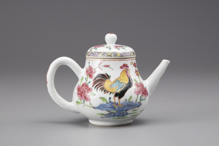 A famille rose teapot