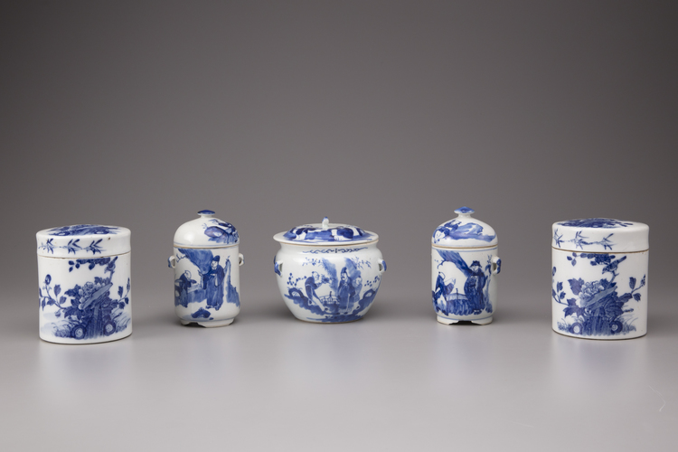 Five blue and white porcelain jars with covers