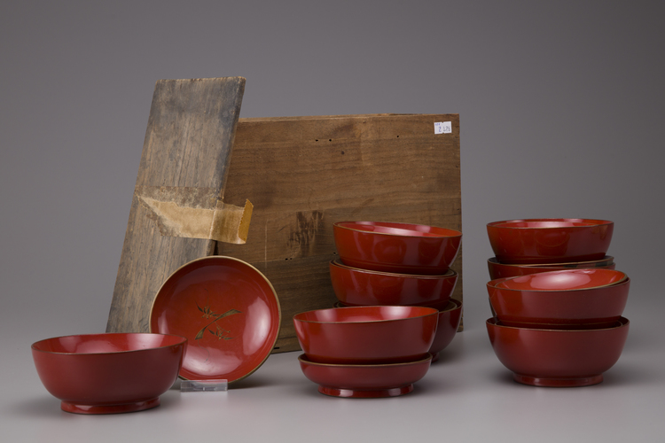 Ten Japanese red lacquered bowls with wooden box