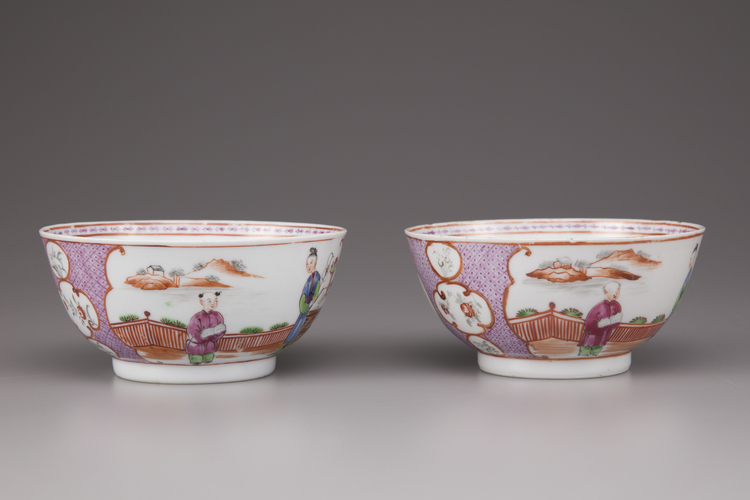 A pair of Mandarin bowls