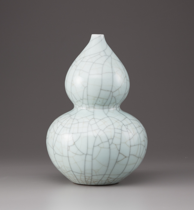 A crackle-glazed double gourd vase
