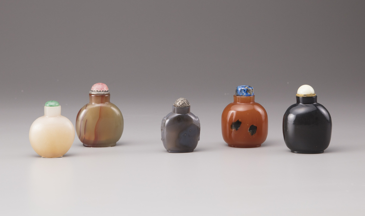 Five agate snuff bottles