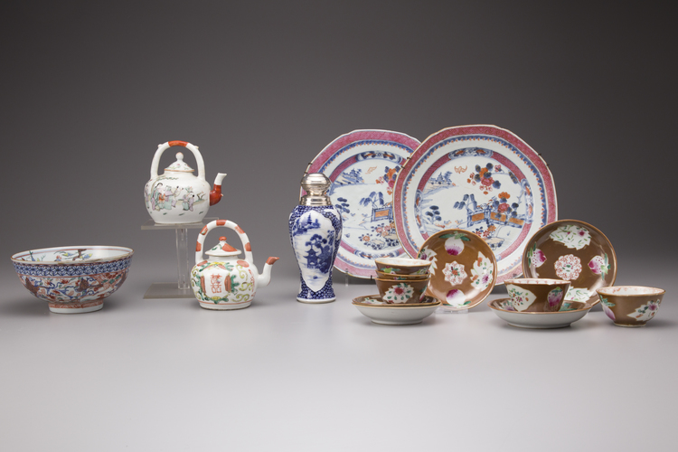 A lot of sixteen Chinese porcelain items