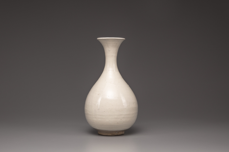 A white glazed pear-shaped vase, yuhuchunping