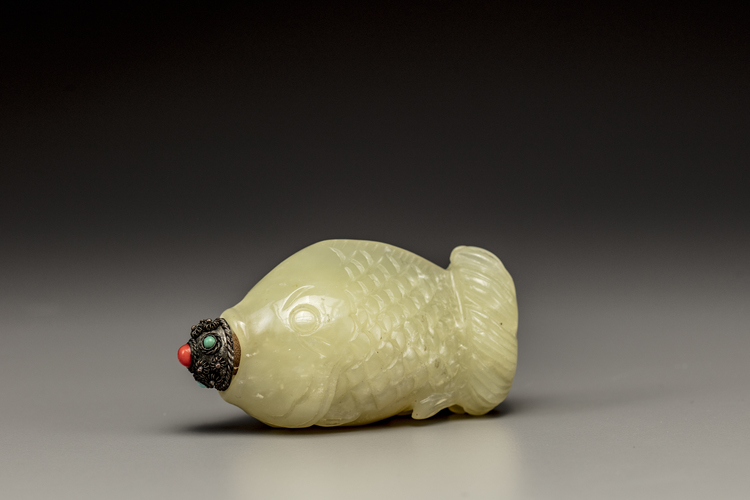 A yellow bowenite 'fish' snuff bottle