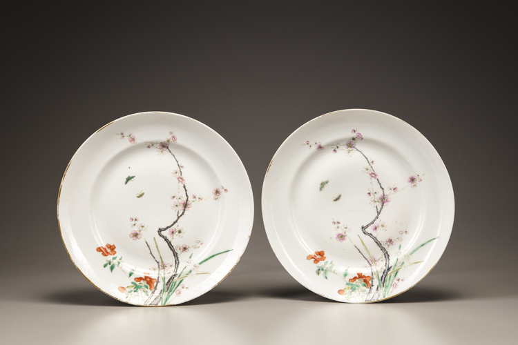 A pair of Chinese famille rose floral dishes