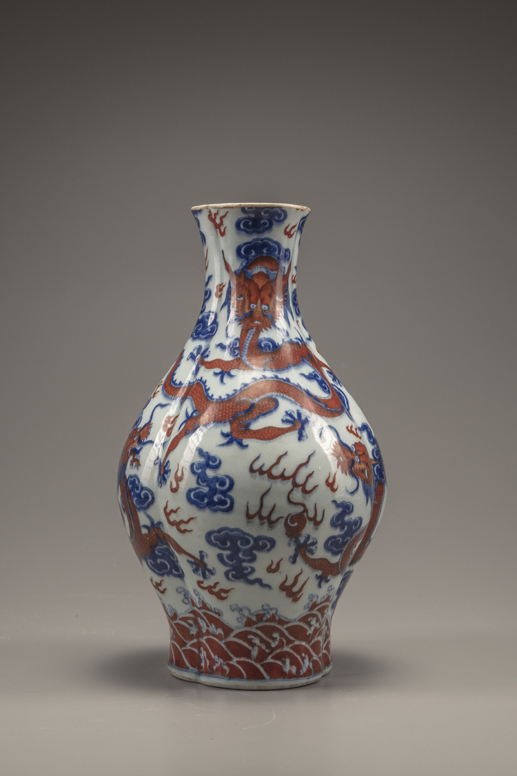 An iron-red-decorated blue and white trilobed vase