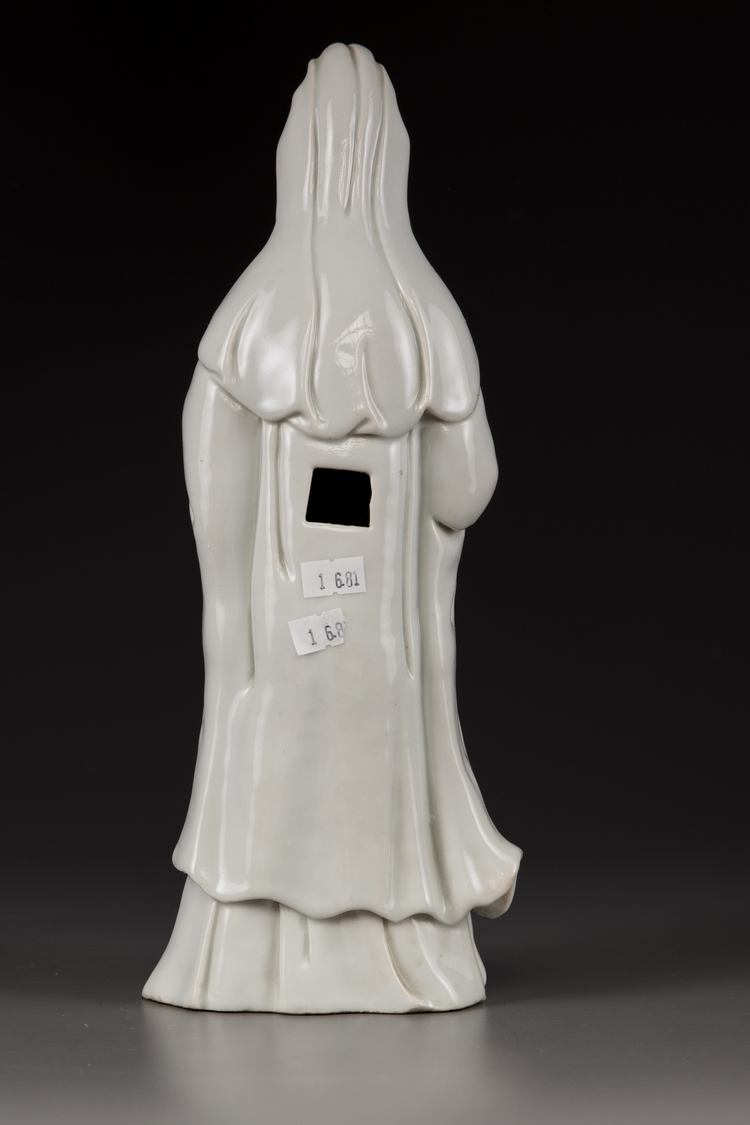 A CHINESE FIGURE OF GUANYIN, 18TH CENTURY