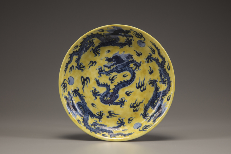 A yellow-ground blue and white 'dragon' dish