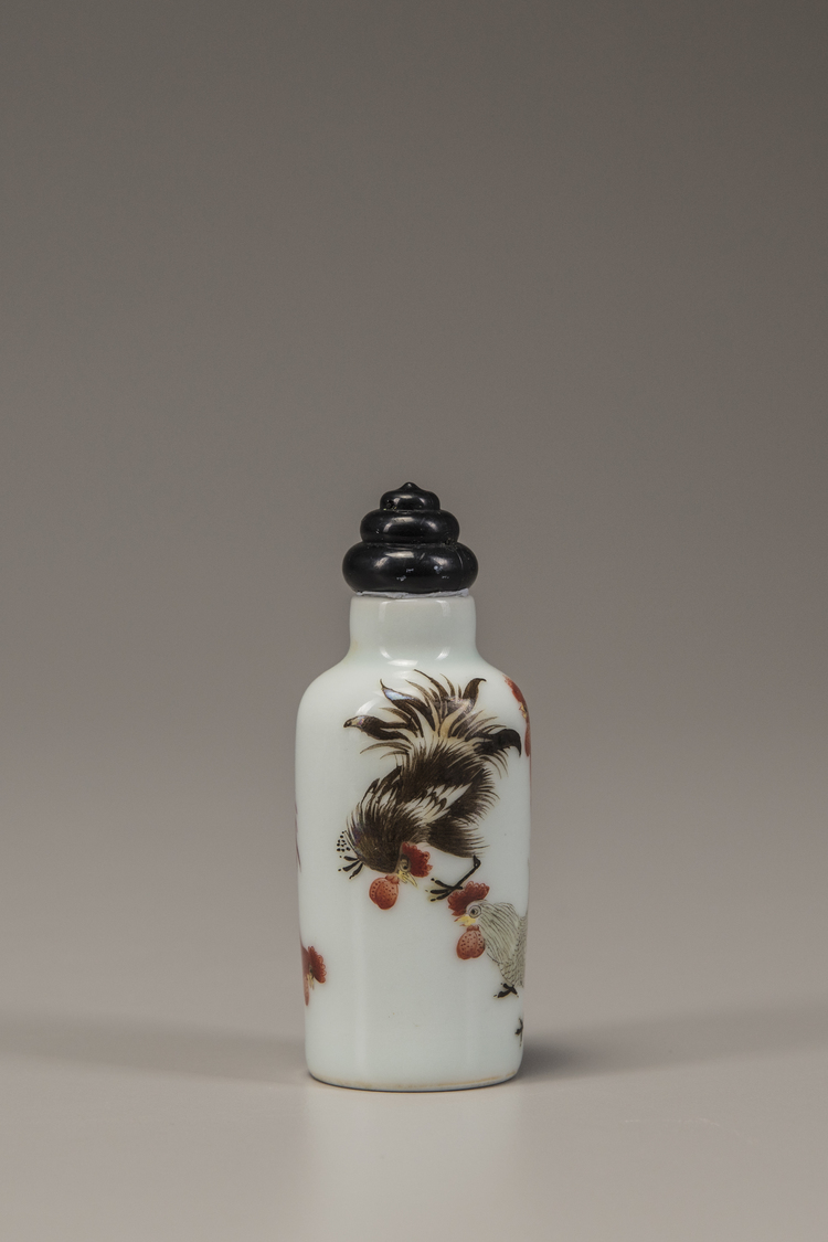 A famille rose 'cockerels' snuff bottle