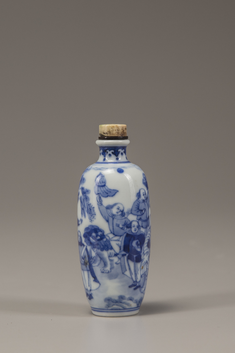 A blue and white 'foreign tribute bearers' snuff bottle