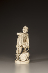 A JAPANESE IVORY OKIMONO OF A MAN REPAIRING HIS SANDAL,MEIJI PERIOD (1868-1912)