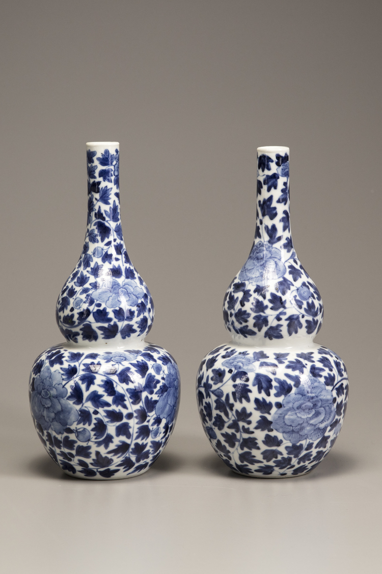 A pair of blue and white double gourd vases