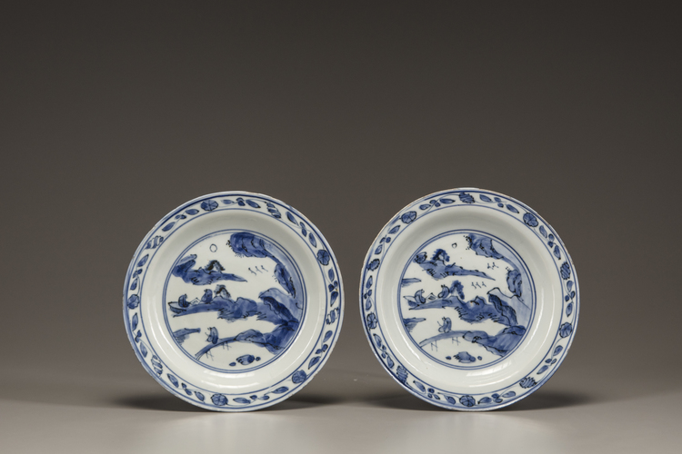 A pair of blue and white dishes