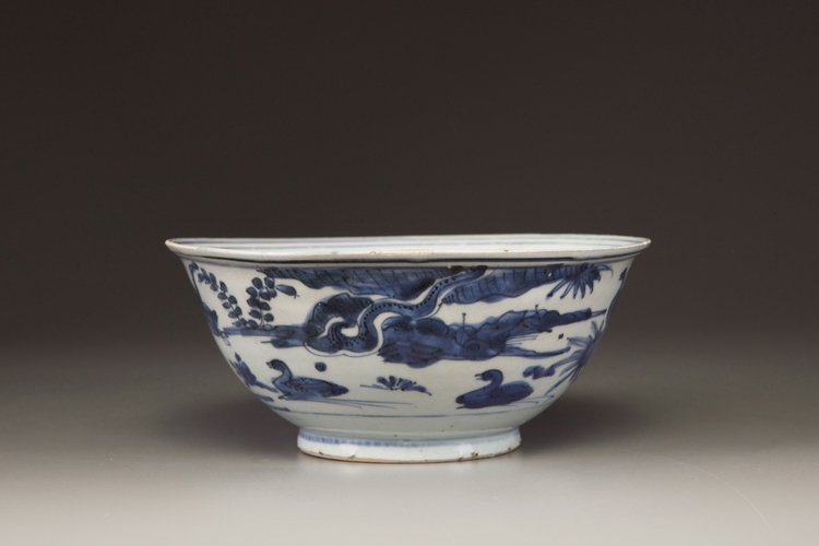 A blue and white 'ducks and lotus' bowl