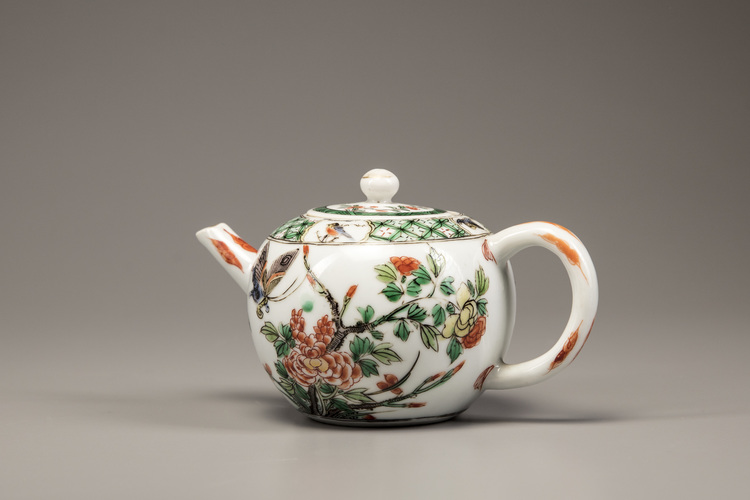 A famille verte teapot