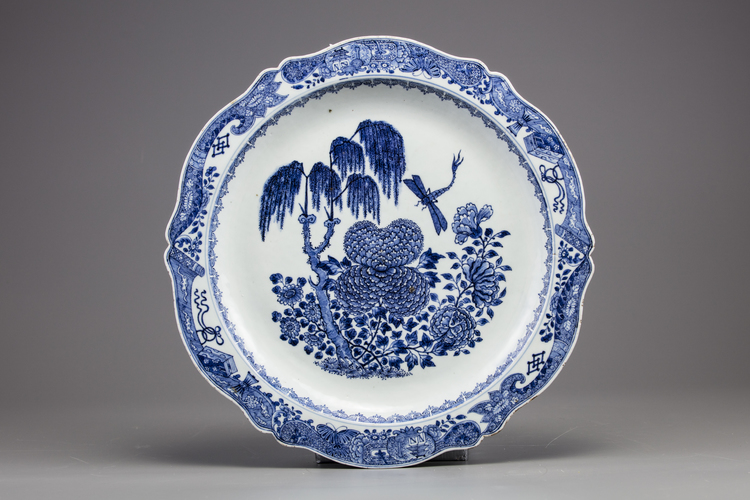 A large Chinese blue and white foliate tureen stand