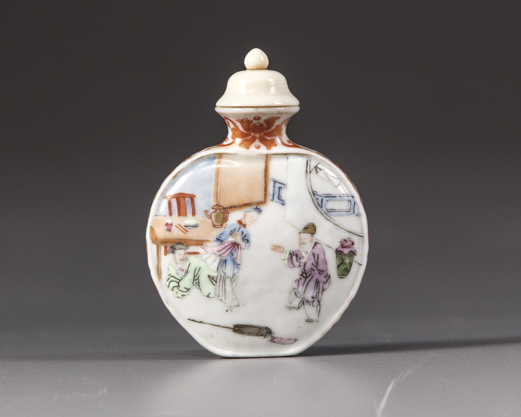 A Chinese famille rose 'narrative' snuff bottle