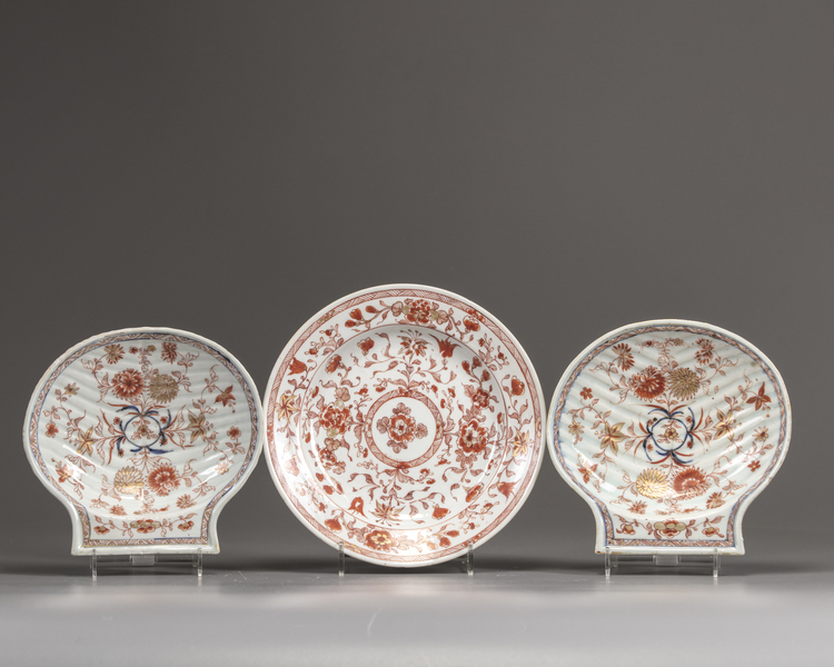 A Chinese rouge-de-fer plate and a pair of Chinese imari moulded shell-shaped plates