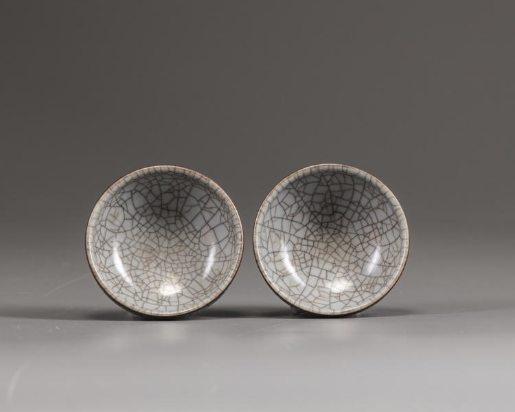 A pair of small Chinese Gestyle bowls