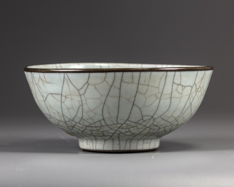 A Chinese Ge-type crackle-glazed bowl