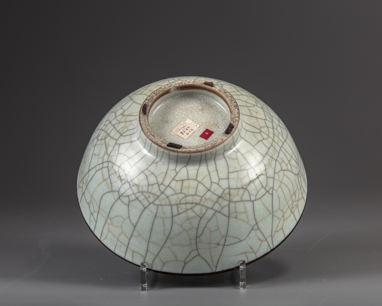 A Chinese Ge-type crackle-glazed bowl