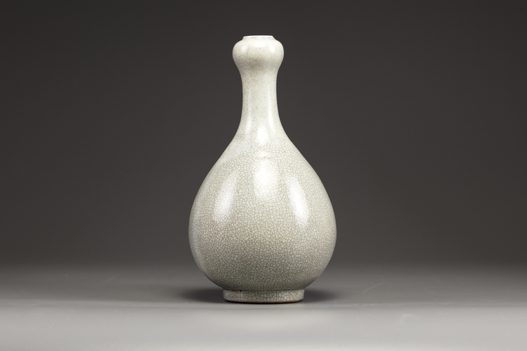 A Chinese crackle-glazed garlic head vase