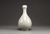 A Chinese crackle-glazed garlic head vase