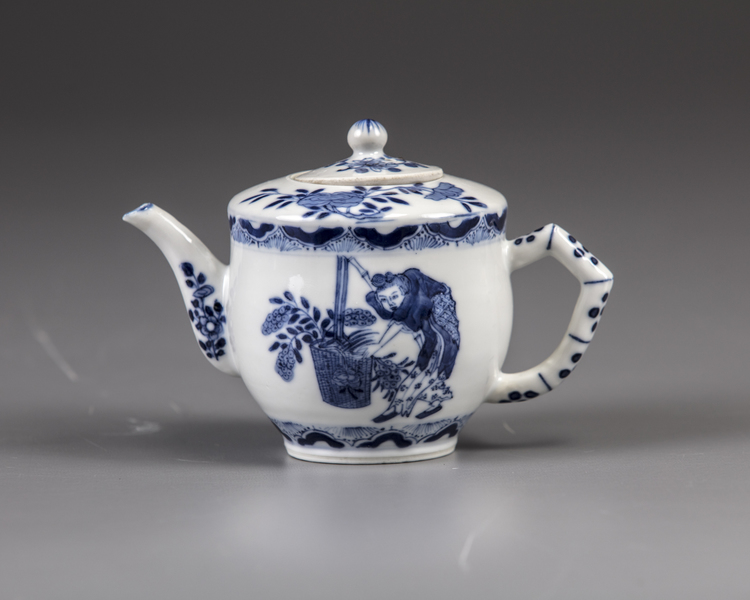 A small Chinese blue and white teapot and cover