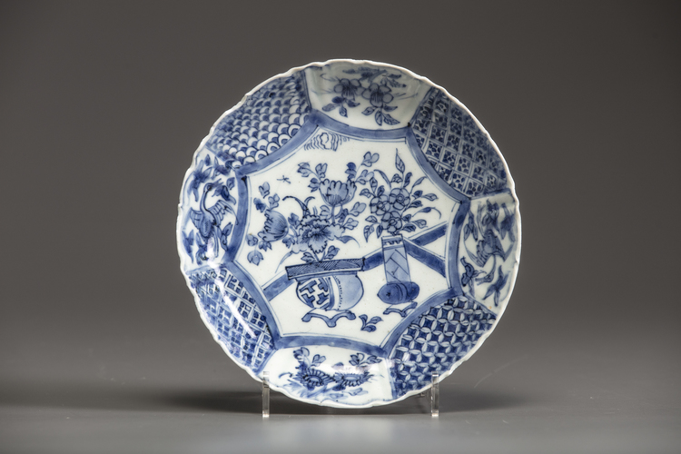 A CHINESE BLUE AND WHITE KO-SOMETSTUKE SAUCER-DISH, TIANQI-CHONGZHEN PERIOD (1621 -1644)