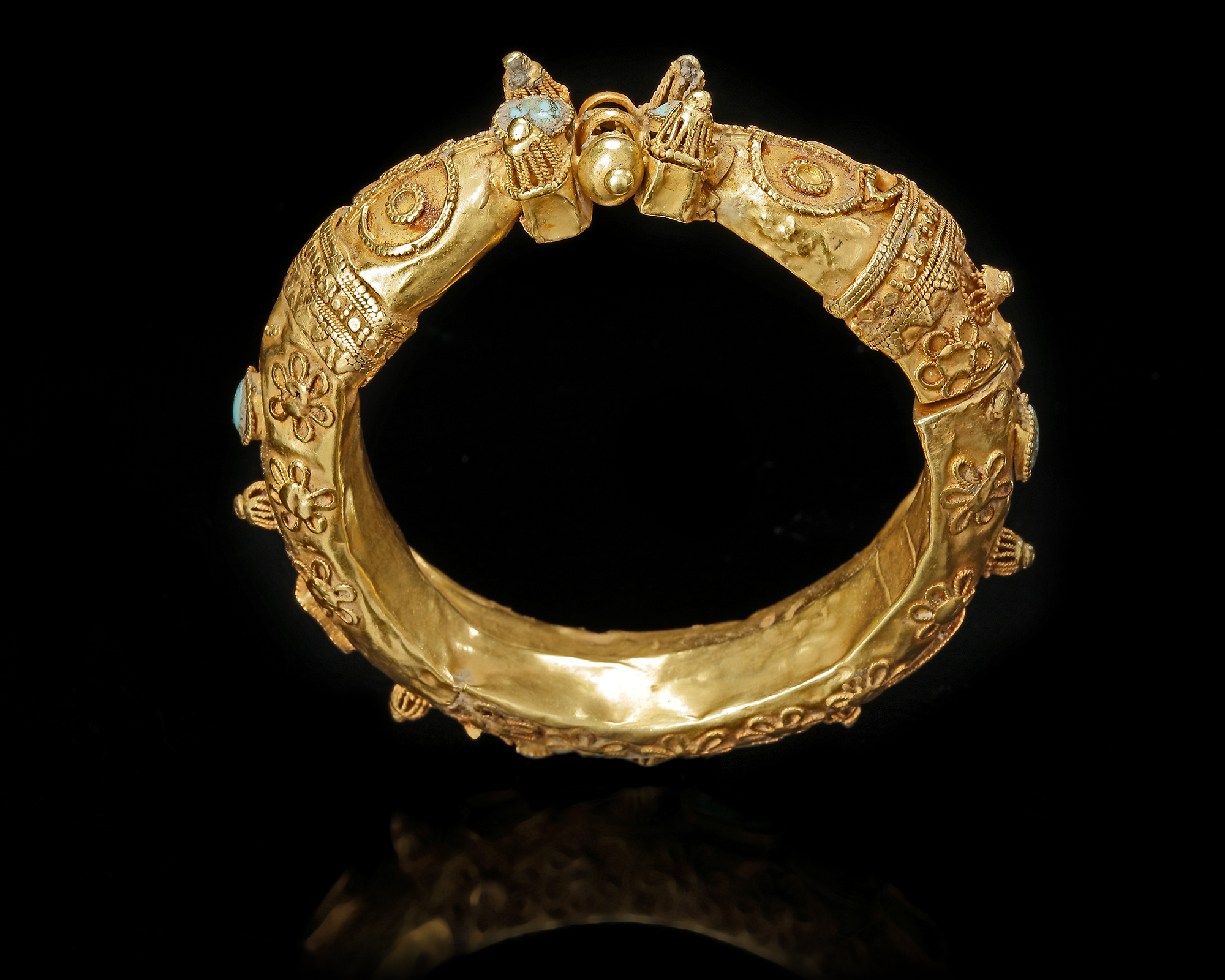 A SELJUK GOLD BRACELET, PERSIA, 11TH CENTURY