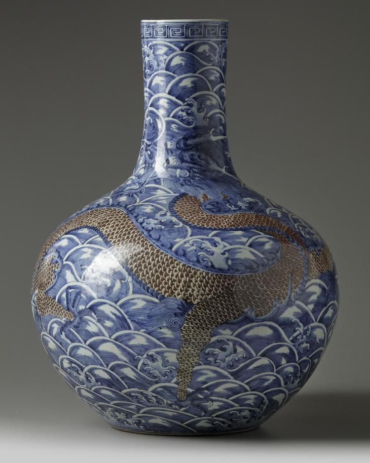 A LARGE CHINESE UNDERGLAZE COPPER RED AND BLUE AND WHITE 'DRAGON' VASE,  QING DYNASTY (1644-1911)