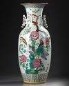 A CHINESE FAMILLE ROSE VASE, 19TH CENTURY