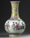A CHINESE FAMILLE ROSE VASE, 19TH-20TH CENTURY