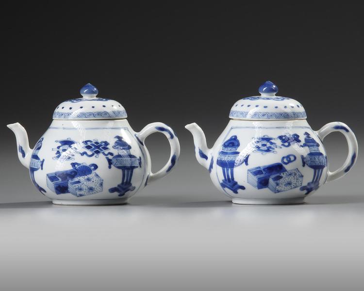 A PAIR OF SMALL CHINESE BLUE AND WHITE TEAPOTS AND COVERS, KANGXI PERIOD (1662-1722)
