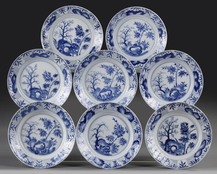 A GROUP OF EIGHT CHINESE BLUE AND WHITE PLATES, KANGXI (1662-1722)