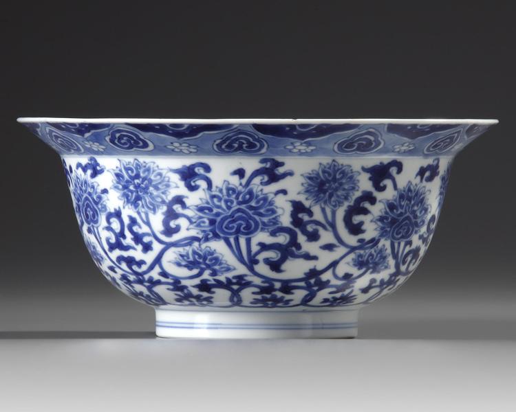 A CHINESE BLUE AND WHITE KLAPMUTS BOWL, KANGXI (1662-1722)