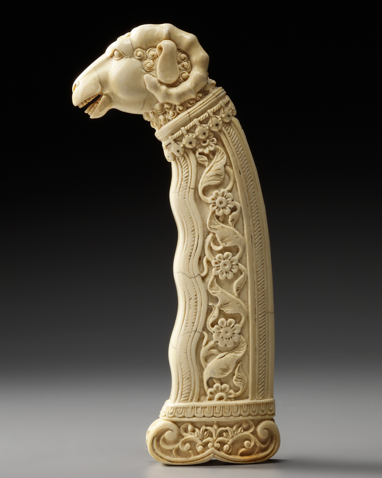AN IVORY MUGHAL DAGGER HILT, 19TH CENTURY