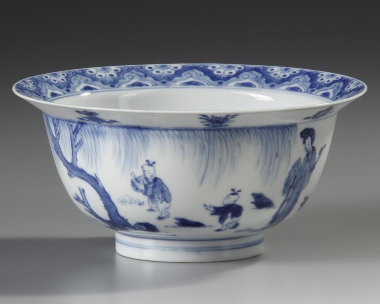 A CHINESE BLUE AND WHITE KLAPMUTS BOWL, KANGXI PERIOD (1662-1722)