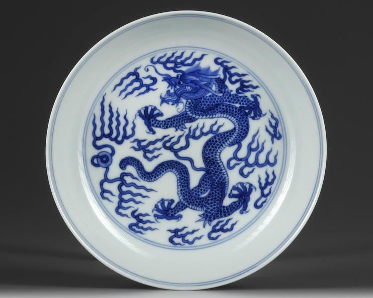A CHINESE BLUE AND WHITE 'DRAGON' DISH