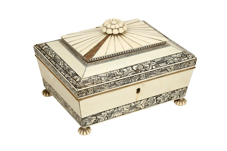 AN ANGLO-INDIAN VIZAGAPATAM BONE AND CARVED SANDALWOOD SEWING BOX, ANDHRA PRADESH, INDIA, EARLY 19TH CENTURY
