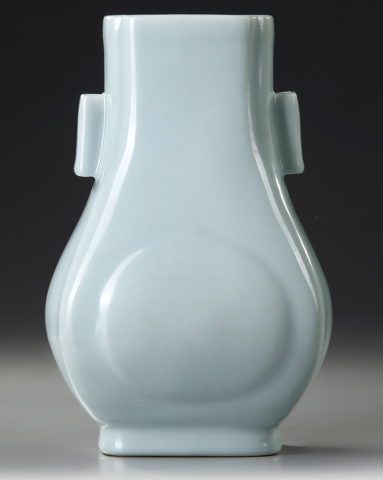 A CHINESE PORCELAIN HU VASE, 20TH CENTURY