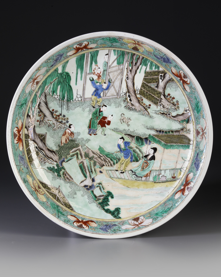 A LARGE CHINESE FAMILLE VERTE DISH, QING DYNASTY (1644-1911)