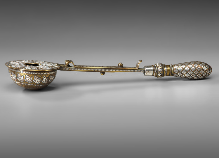 AN INDIAN SILVER INLAID COPPER SPOON, 20TH CENTURY