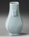 A CHINESE PORCELAIN HU VASE, 20TH CENTURY